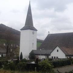 Grafschaft:Kirche und Friedhof am Kloster  (Bildquelle: Malte Wangermann)
